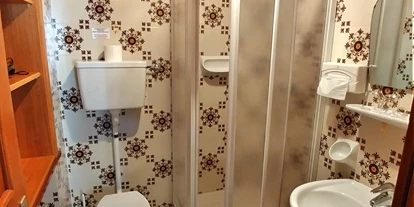 Pensionen - Art der Pension: Hotel Garni - Seis am Schlern - Badezimmer mit Dusche und Toilette - Garni Gabrieli