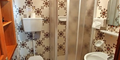 Pensionen - Garten - Oberrasen - Badezimmer mit Dusche und Toilette - Garni Gabrieli
