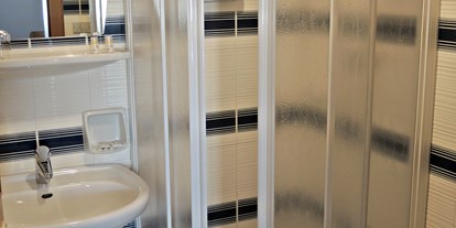 Pensionen - Campill - Badezimmer mit Dusche und Toilette - Garni Gabrieli