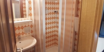Pensionen - Art der Pension: Hotel Garni - Bruneck - Badezimmer mit Dusche und Toilette - Garni Gabrieli