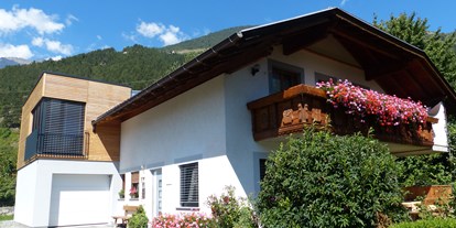 Pensionen - Trentino-Südtirol - Unser Haus ist ein kleines gemütliches Privathaus, welches über 3 Gästezimmern, eine Ferienwohnung, einen Aufenthaltsraum, eine Liegewiese und einen Parkplatz verfügt. - Haus Niederfringer