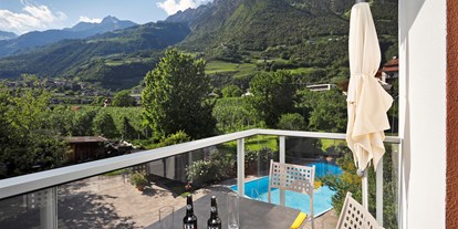 Pensionen - Bozen - Außer einem sonnigen, südlich ausgerichteten Balkon verfügt die gelbe Ferienwohnung über einen Westbalkon mit   phantastischen Blick auf das Schwimmbad und die Bergwelt.   - Residence Sonnengarten**