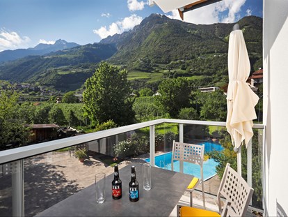 Pensionen - Außer einem sonnigen, südlich ausgerichteten Balkon verfügt die gelbe Ferienwohnung über einen Westbalkon mit   phantastischen Blick auf das Schwimmbad und die Bergwelt.   - Residence Sonnengarten**