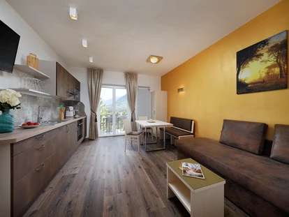Pensionen - Balkon - Goldrain - Einzigartig möbliert, hoch modern und funktionell ausgestattet ist der Wohn- und Küchenbereich unserer gold-blauen Ferienwohnung.    - Residence Sonnengarten**