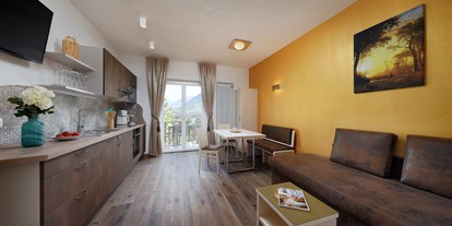 Pensionen - Balkon - Tscherms - Einzigartig möbliert, hoch modern und funktionell ausgestattet ist der Wohn- und Küchenbereich unserer gold-blauen Ferienwohnung.    - Residence Sonnengarten**