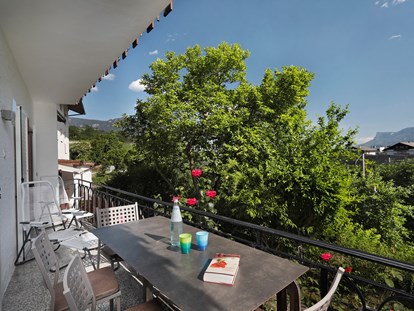 Pensionen - Spielplatz - Trentino-Südtirol - Der Südbalkon der gold-blauen Ferienwohnung ist inmitten der Natur sowohl vom Schlafzimmer als auch vom Wohnzimmer aus begehbar. - Residence Sonnengarten**