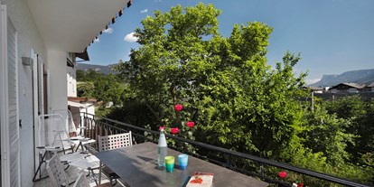 Pensionen - Marling - Der Südbalkon der gold-blauen Ferienwohnung ist inmitten der Natur sowohl vom Schlafzimmer als auch vom Wohnzimmer aus begehbar. - Residence Sonnengarten**