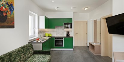 Pensionen - Bozen - Viel Platz und Licht bietet Ihnen der Wohn- und Küchenbereich unserer grünen Ferienwohnung.  - Residence Sonnengarten**