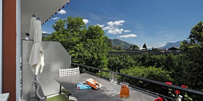 Pensionen - Balkon - Tscherms - Genießen Sie eine Auszeit oder nehmen Ihre Mahlzeit auf dem vom Grün der Obstwiesen umgebenen, sonnigen Balkon ein.     - Residence Sonnengarten**