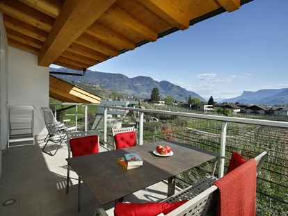 Pensionen - Spielplatz - Trentino-Südtirol - Atemberaubend und außergewöhnlich ist die voll möblierte Südterrasse unserer roten Ferienwohnung. - Residence Sonnengarten**