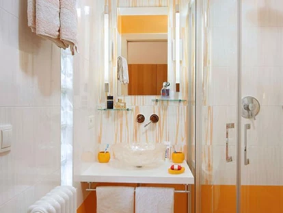 Pensionen - Balkon - Goldrain - Die Kombination von weiß und orange finden Sie auch in der modernen sanitären Anlage des orangen Doppelzimmers.   - Residence Sonnengarten**