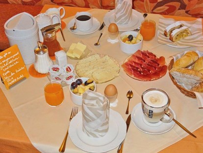 Pensionen - Frühstück: serviertes Frühstück - Bei Anmietung unserer Zimmer inklusive und unserer Ferienwohnungen optional biete ich Ihnen ein abwechslungsreiches, immer mit regionalen und frischen Produkten reichhaltiges Frühstück, an.     - Residence Sonnengarten**