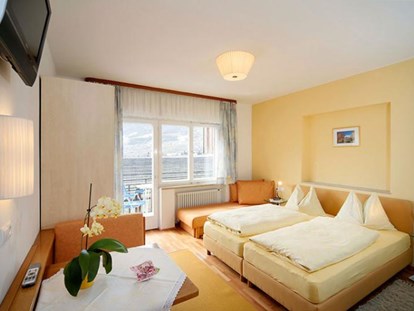 Pensionen - Umgebungsschwerpunkt: Berg - Trentino-Südtirol - Das beruhigende helle Gelb im Schlafzimmer unserer gelben Ferienwohnung fördert einen guten Schlaf um dann jeden neuen Urlaubstag entspannt und ausgeruht beginnen zu können.   - Residence Sonnengarten**