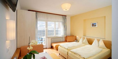 Pensionen - Balkon - Dorf Tirol - Das beruhigende helle Gelb im Schlafzimmer unserer gelben Ferienwohnung fördert einen guten Schlaf um dann jeden neuen Urlaubstag entspannt und ausgeruht beginnen zu können.   - Residence Sonnengarten**