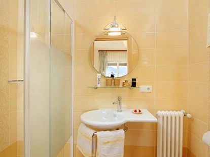 Pensionen - Umgebungsschwerpunkt: am Land - Goldrain - Farblich abgestimmt mit dem Schlafzimmer verfügt das Bad über eine großzügige Dusche mit hochmoderner Regenschauerbrause, einem individuellem Waschtisch, Haar Föhn und WC.        - Residence Sonnengarten**