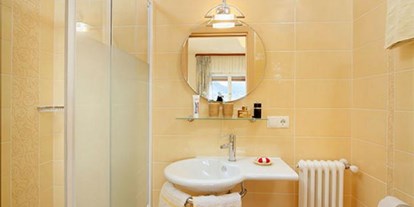 Pensionen - Umgebungsschwerpunkt: Berg - Moos in Passeier - Farblich abgestimmt mit dem Schlafzimmer verfügt das Bad über eine großzügige Dusche mit hochmoderner Regenschauerbrause, einem individuellem Waschtisch, Haar Föhn und WC.        - Residence Sonnengarten**