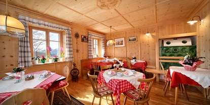 Pensionen - Umgebungsschwerpunkt: Therme - Unsere Bauernstube, wo Sie sich niederlassen können zum Frühstück oder zum Spielen, Lesen - Steinerhof Hafling