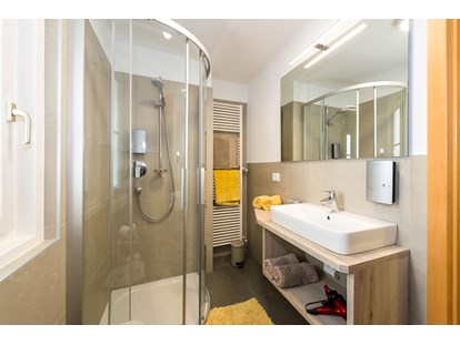 Pensionen - Kühlschrank - Villanders - Dusche Doppelzimmer ANNA - Haus Claudia