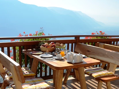 Pensionen - WLAN - Blumau (Trentino-Südtirol) - Ihr Frühstückstisch auf der Terrasse - Eichmannhof