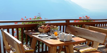 Pensionen - Balkon - Dorf Tirol - Ihr Frühstückstisch auf der Terrasse - Eichmannhof
