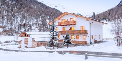 Pensionen - WLAN - Goldrain - Der Inner-Glieshof im Winter: idealer Ausgangspunkt für Ski- und Schneeschuhtouren! - BIO-Bauernhof Inner-Glieshof