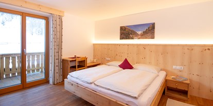 Pensionen - Umgebungsschwerpunkt: Berg - Graun - Zimmer in Zirmholz mit Balkon - BIO-Bauernhof Inner-Glieshof