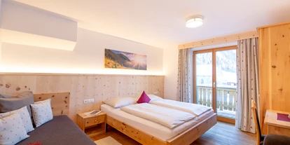 Pensionen - Umgebungsschwerpunkt: See - Taufers - gemütliches Zimmer in Zirmholz mit Südbalkon - BIO-Bauernhof Inner-Glieshof
