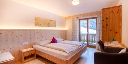 Pensionen - Umgebungsschwerpunkt: Berg - Reschen am See - gemütliches Zimmer in Zirmholz  mit Südbalkon - BIO-Bauernhof Inner-Glieshof