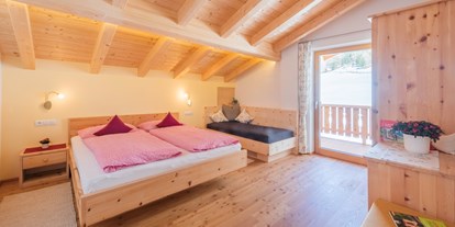 Pensionen - Umgebungsschwerpunkt: Berg - Trentino-Südtirol - geräumiges Zimmer in Zirmholz mit Balkon - BIO-Bauernhof Inner-Glieshof