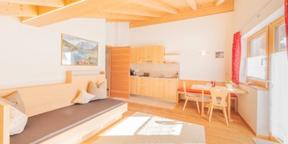 Pensionen - Umgebungsschwerpunkt: Berg - Graun - komplett ausgestattete Wohnküche mit Südblakon - BIO-Bauernhof Inner-Glieshof