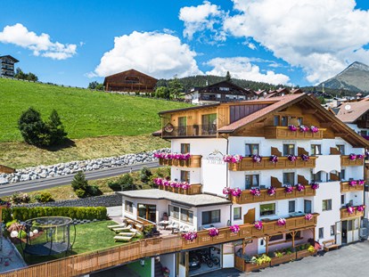 Pensionen - Brixen/St. Andrä - große Liegewiese und Spielplatz für Kinder - Pension Sonnenhof