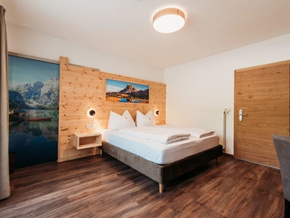 Pensionen - Garten - Bruneck - Luns - Doppelzimmer mit neuen Betten an der Zirbenholzwand.  - Pension Sonnenhof