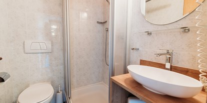 Pensionen - Restaurant - Bad mit Duschen in allen Doppelzimmern und Familienzimmern.  - Pension Sonnenhof