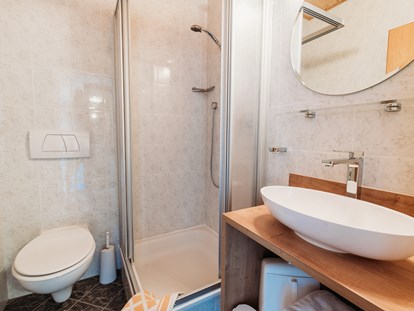 Pensionen - Terrasse - Bad mit Duschen in allen Doppelzimmern und Familienzimmern.  - Pension Sonnenhof