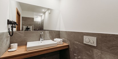 Pensionen - Umgebungsschwerpunkt: Berg - großes Badezimmer in den Suiten.  - Pension Sonnenhof