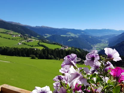 Pensionen - Frühstück: warmes Frühstück - Bruneck - Luns - Blick vom Balkon ins Pustertal - Pension Sonnenhof