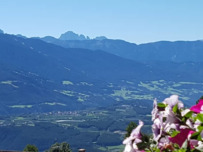 Pensionen - Radweg - Bruneck - Luns - Blick vom Balkon ins Eisacktal mit den Dolomiten und Langkofel - Pension Sonnenhof