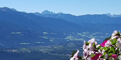 Pensionen - Wanderweg - Blick vom Balkon ins Eisacktal mit den Dolomiten und Langkofel - Pension Sonnenhof