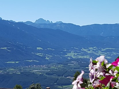 Pensionen - Garten - Blick vom Balkon ins Eisacktal mit den Dolomiten und Langkofel - Pension Sonnenhof