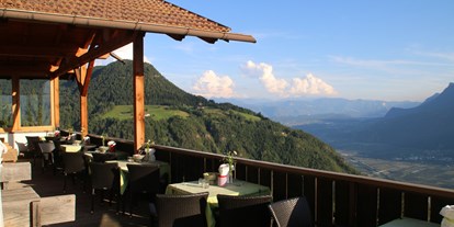 Pensionen - Kohlern bei Bozen - Terrasse mit herrlichem Ausblick - Panoramapension Etschblick