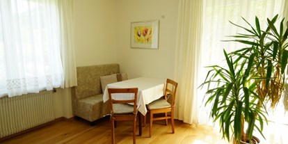 Pensionen - Frühstück: Frühstücksbuffet - Girlan - Ferienwohnung (Wohnzimmer) - Burgunderhof