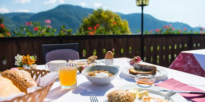 Pensionen - Frühstück: Frühstücksbuffet - Latsch (Trentino-Südtirol) - Frühstück auf der  Terrasse - Pension Stamserhof