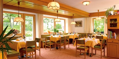 Pensionen - Frühstück: Frühstücksbuffet - Dorf Tirol - großer lichtdurchfluteter  Frühstücksraum sowie  Speisesaal - Pension Baumgarten