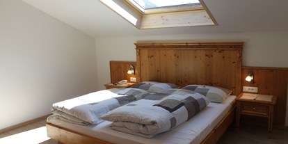 Pensionen - Terrasse - Tschars/Kastelbell - Unsere Schafzimmer in den Ferienwohnungen mit Panoramafenster zum Sternenhimmel - Pension Baumgarten