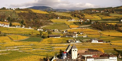 Pensionen - Garten - Trentino-Südtirol - Kloster Neustift und dahinter der Sonnenanhang mit unserem Haus  - Haus Karin ***