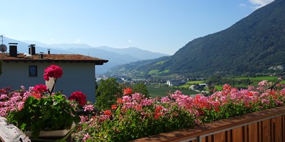 Pensionen - Villanders - Blick nach Brixen - Haus Karin ***