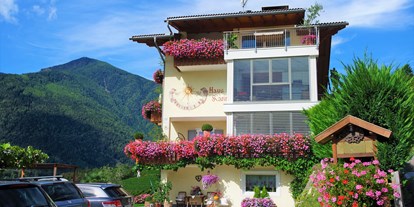 Pensionen - Garten - Trentino-Südtirol - Parkplatz mit Haus  - Haus Karin ***