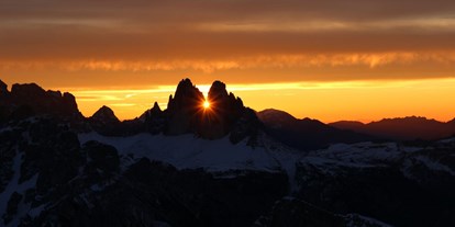 Pensionen - Umgebungsschwerpunkt: Berg - St.Lorenzen - Sonnenaufgang am 21.12. auf dem Dürrenstein mit Blick zu den 3 Zinnen, das Schauspiel ist nur eine Woche im Jahr vom 20.12.weg  - Haus Karin ***