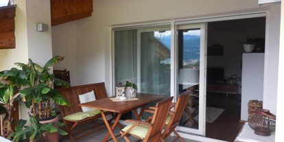 Pensionen - Restaurant - Trentino-Südtirol - überdachte Terrasse Mansardenwohnung - Haus Karin ***