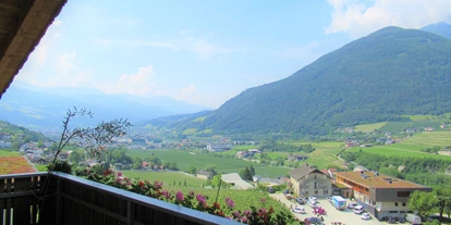 Pensionen - Umgebungsschwerpunkt: am Land - San Cassiano - Vom Balkon Blick nach Brixen  Mansardenwohnung - Haus Karin ***